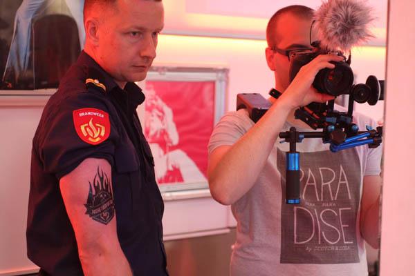 Opname brandweerfilm bij Tattoo Bob